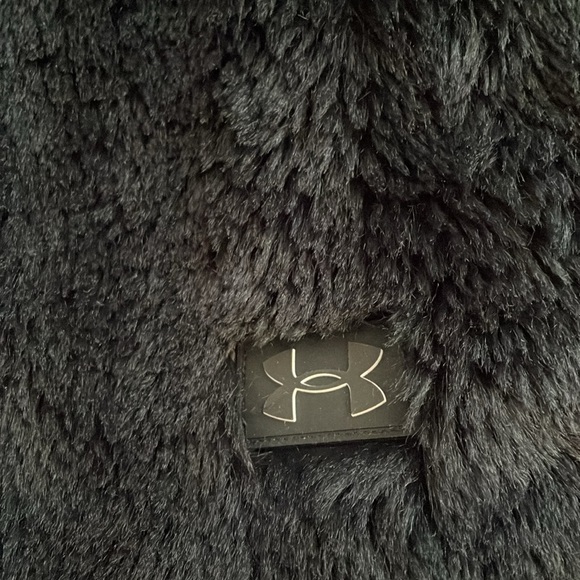 Girl’s under armor fluffy coat - Picture 2 of 3